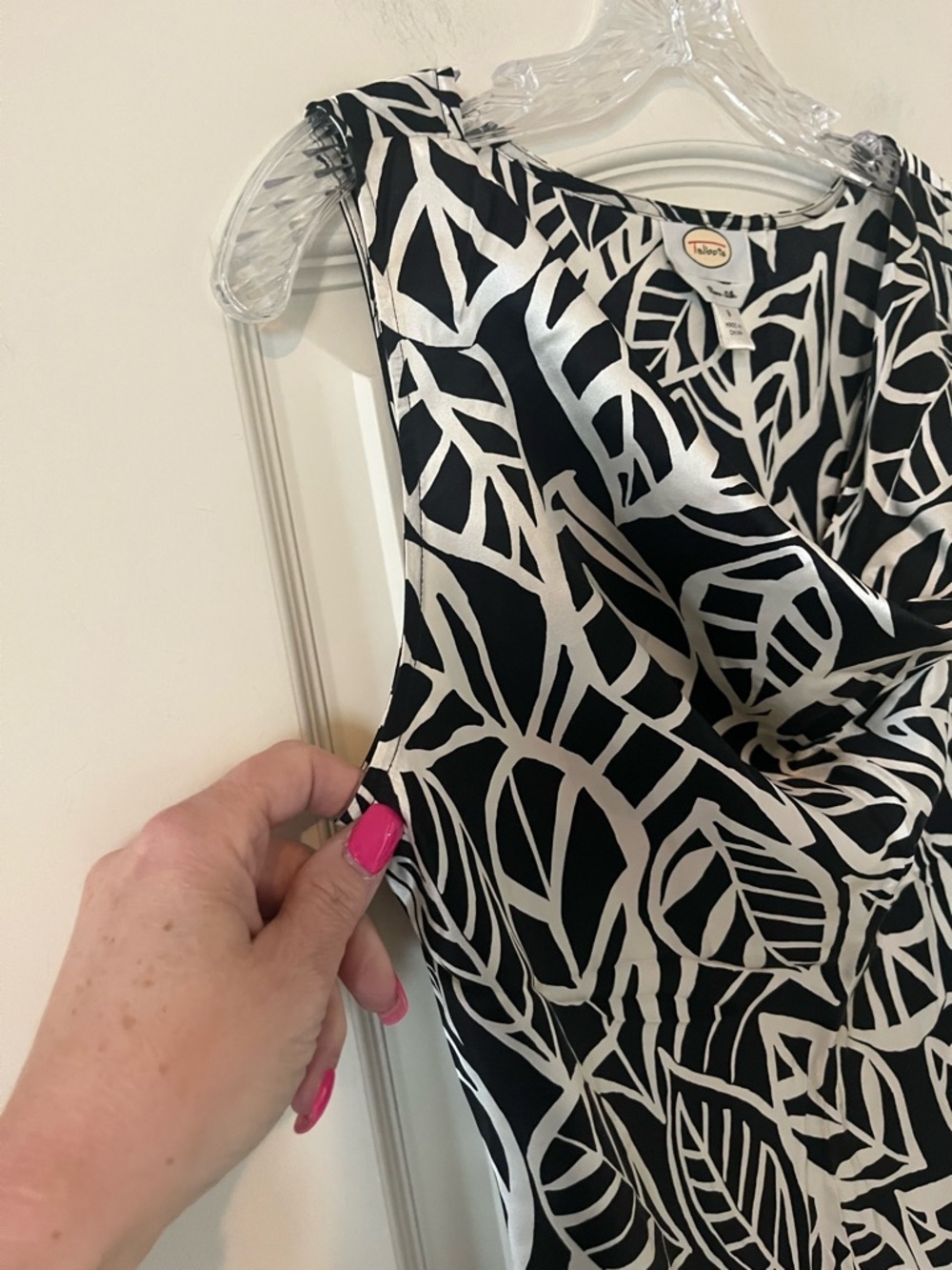 Talbots Silk BW Leaf Print Draped Neck Sleeveless Top Women’s Size 8 - Picture 8 of 14